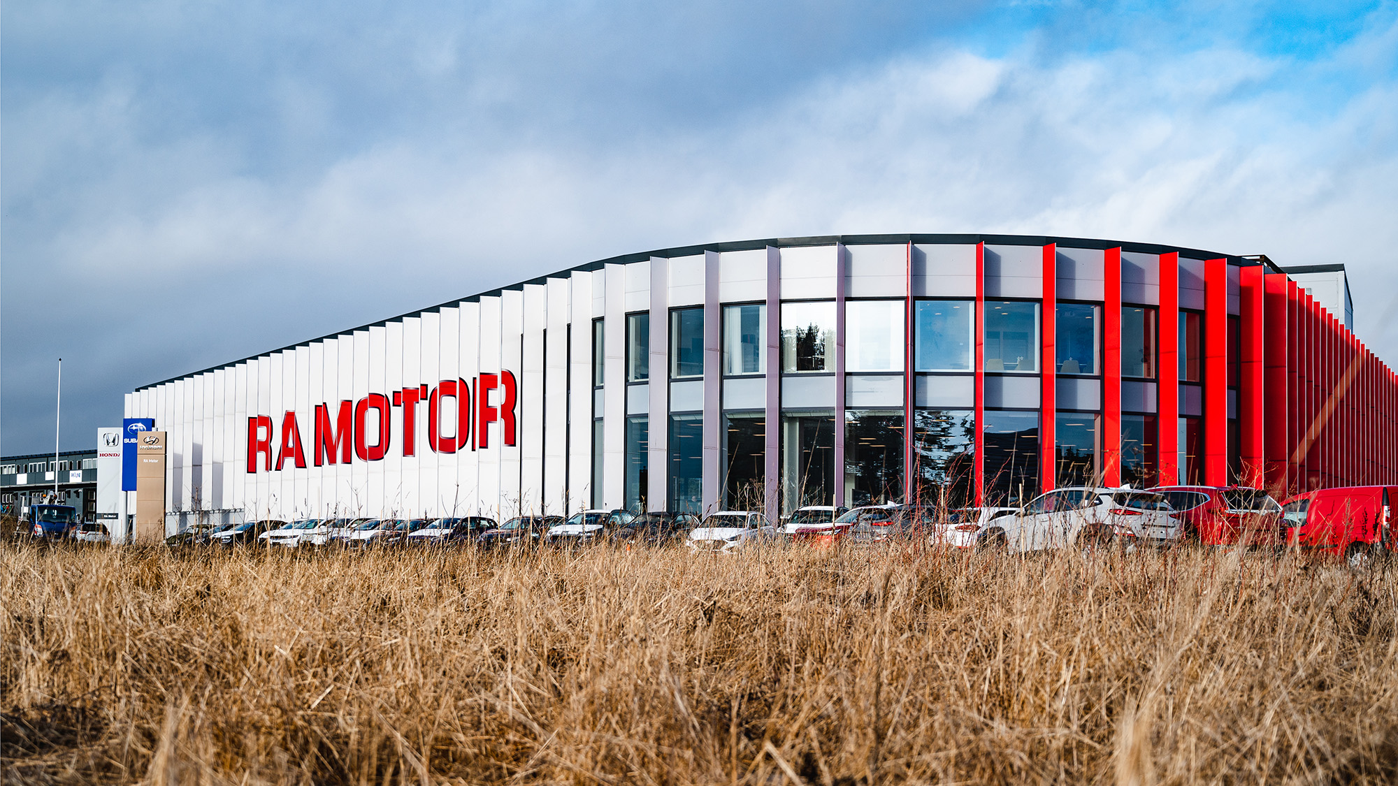 RA Motors bilanläggning med nya och begagnade bilar uppställda utanför